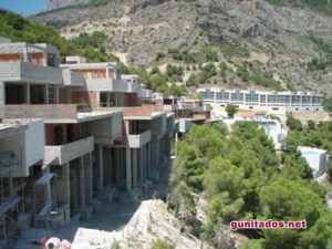 cuatro pilares soportan la piscina