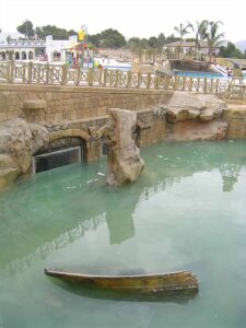 Piscina de buceo totalmente tematizada vista desde fuera