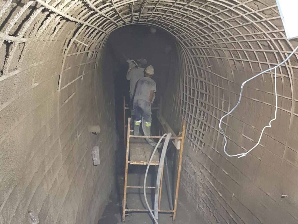 Proceso de gunitado de un túnel